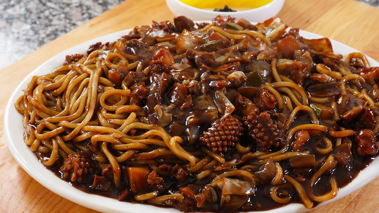 Noodles and black bean sauce deluxe platter (Jaengban-jjajangmyeon )