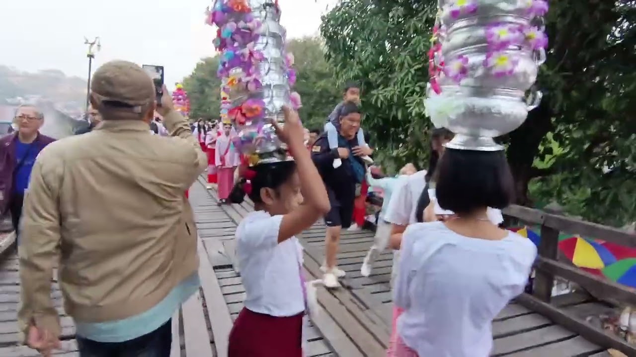 เดินชมบรรยากาศบนสะพานมอญในอำเภอสังขละบุรี