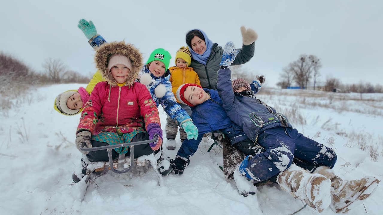 Зимний день в деревне: печём хлеб, варим обед и гуляем с детьми.