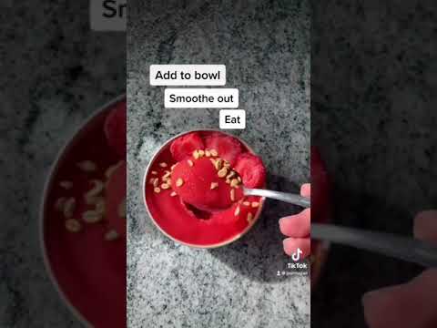 how to make a STRAWBERRY smoothie bowl #shorts