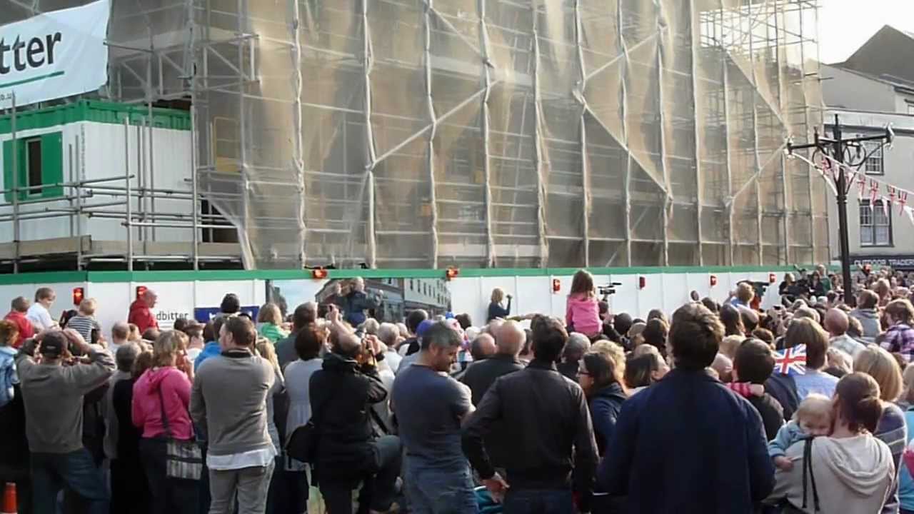 Abingdon Bun Throwing Royal Wedding April 29 2011 (long)