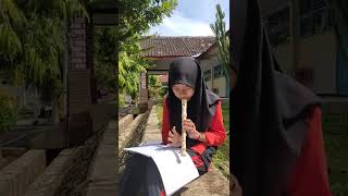 Suwe Ora Jamu Belajar Recorder Di Halaman Sekolah