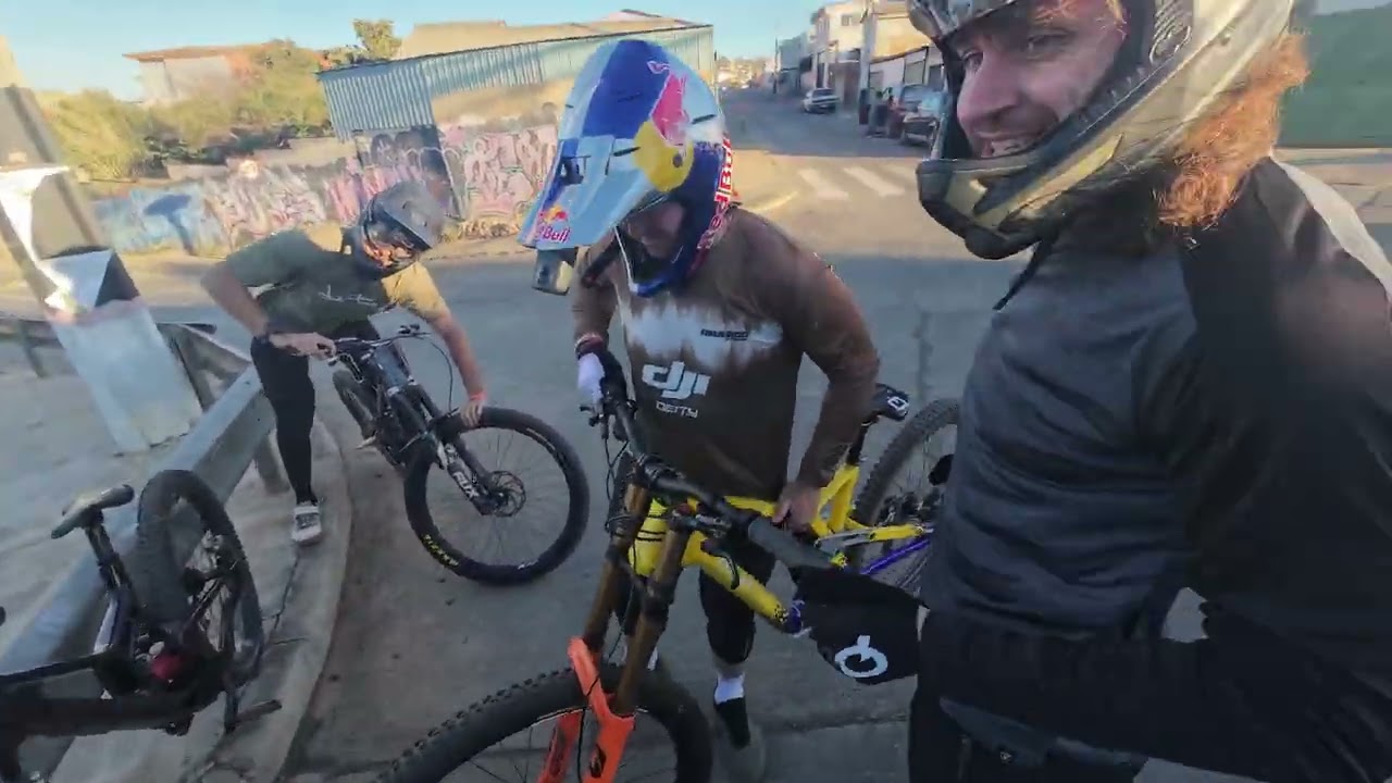 Urban Downhill с Сэмюэлем Бленкинсопом, Бруком Макдональдом и Вином Мастерсом. 1 Dia para V.c.a