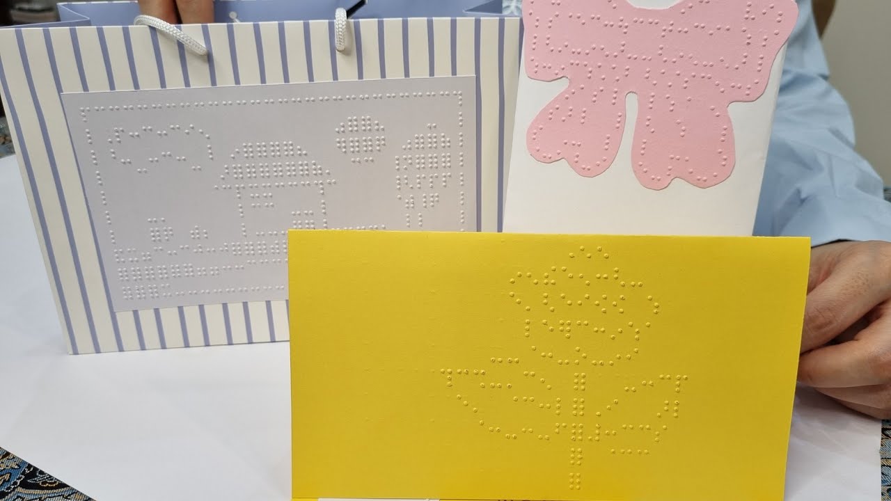 هدیه‌ برای مامانم نقاشیه بریل کشیدم یه کادوی نابینایی