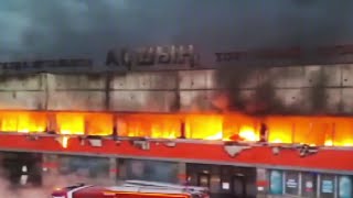 Пожар в самом большом ТЦ не могут потушить уже много часов в городе Семей в Казахстане