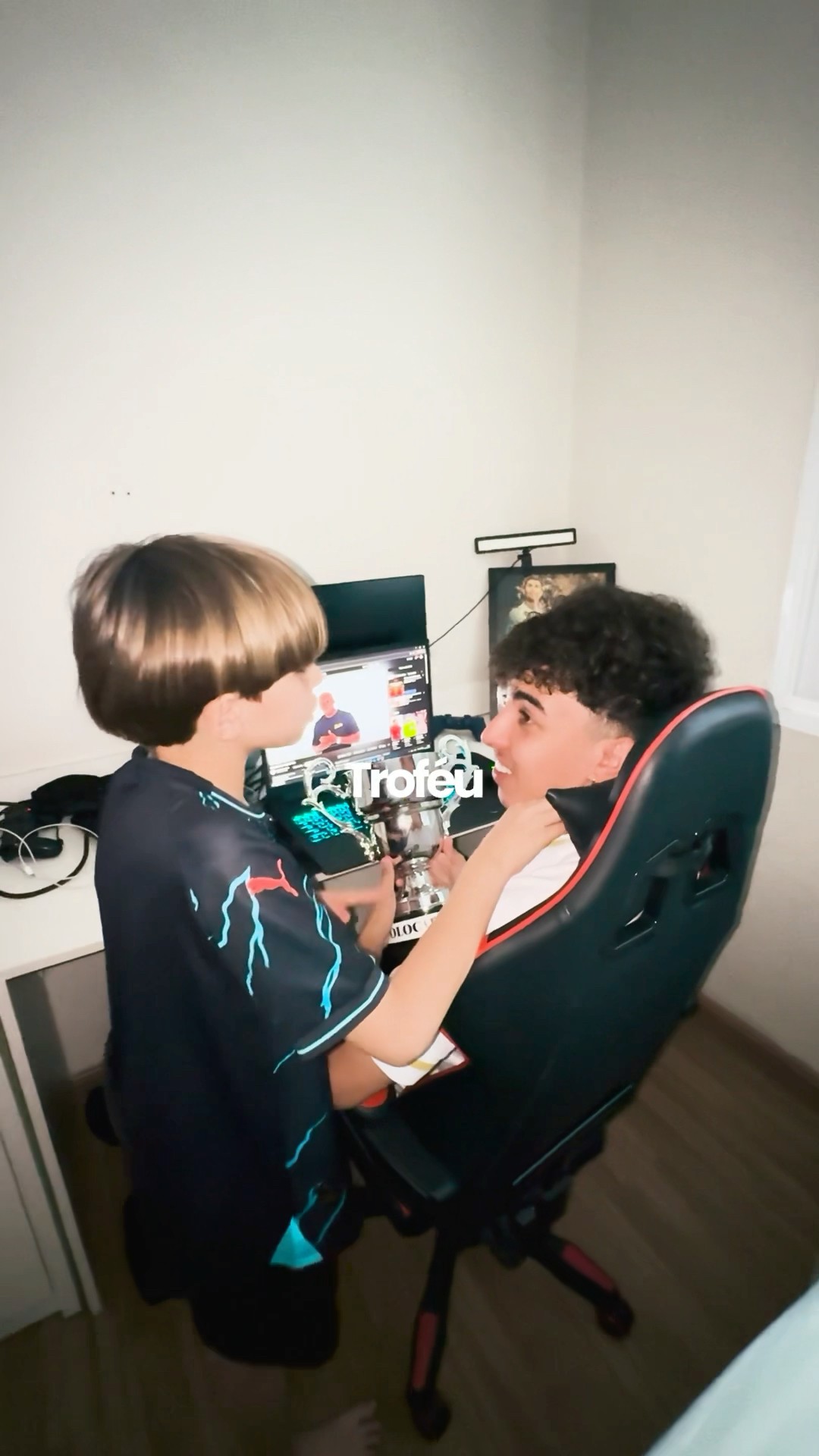 ENTREGUEI O TROFÉU DE 2º LUGAR PRO MEU IRMÃO! ?? - reação!