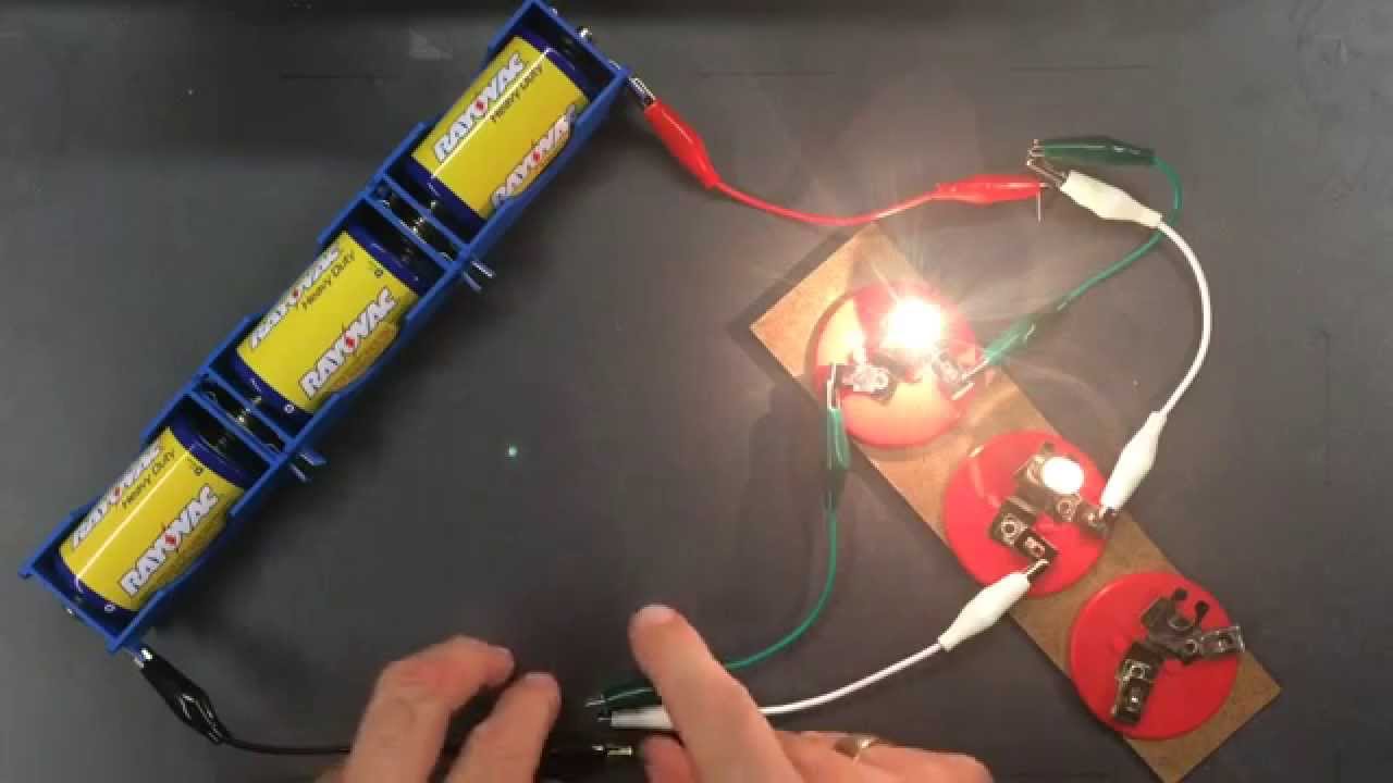 Two different light bulbs in a circuit; Series vs parallel - YouTube