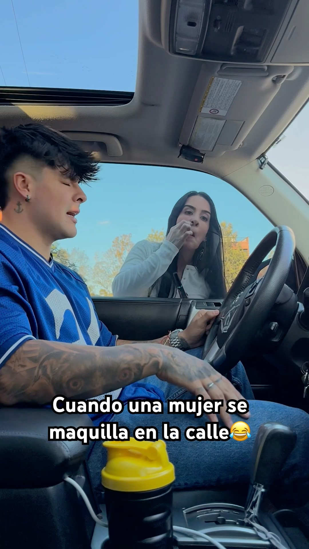 Cuando una MUJER se maquilla en la CALLE?