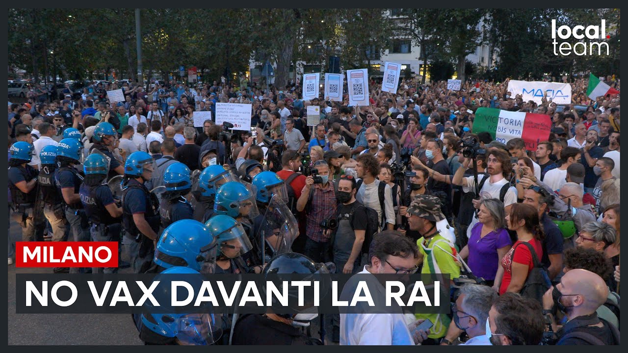 Milano, la manifestazione dei No Green Pass: proteste davanti la Rai, polizia schierata