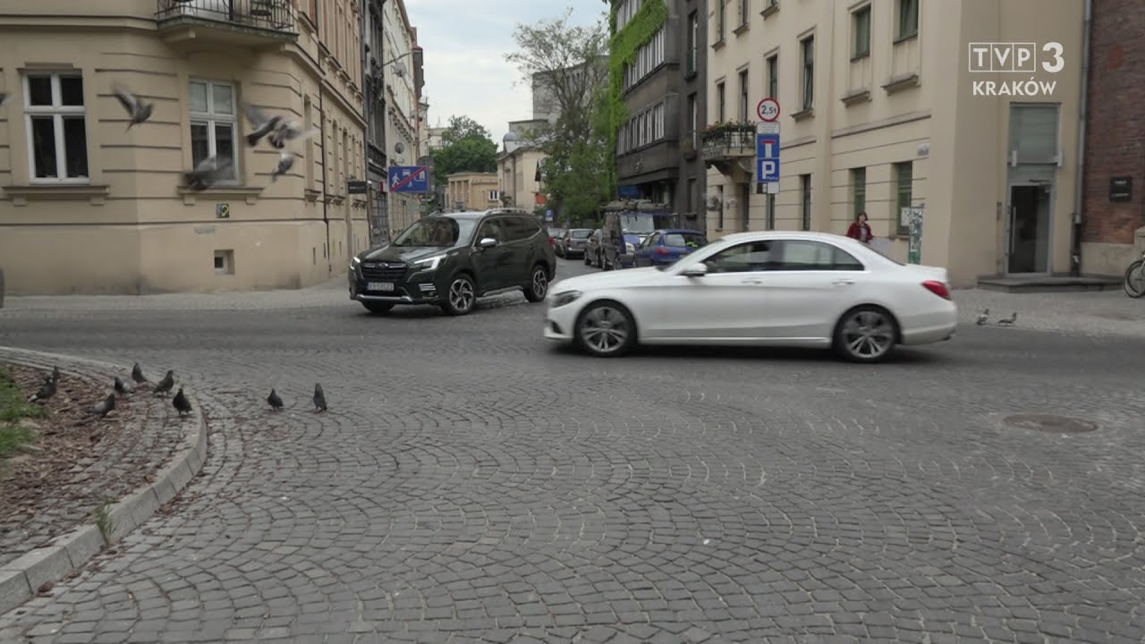 Agresywny kierowca i niebezpieczne wyprzedzanie z prawej strony na autostradzie bez limitu prędk.