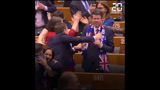 Brexit: Les eurodéputés chantent pour le départ des Britanniques