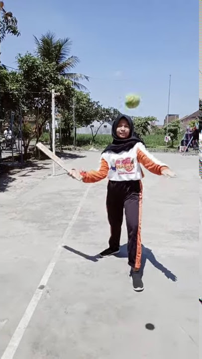 Cara memukul bola kasti/(bola kecil)
