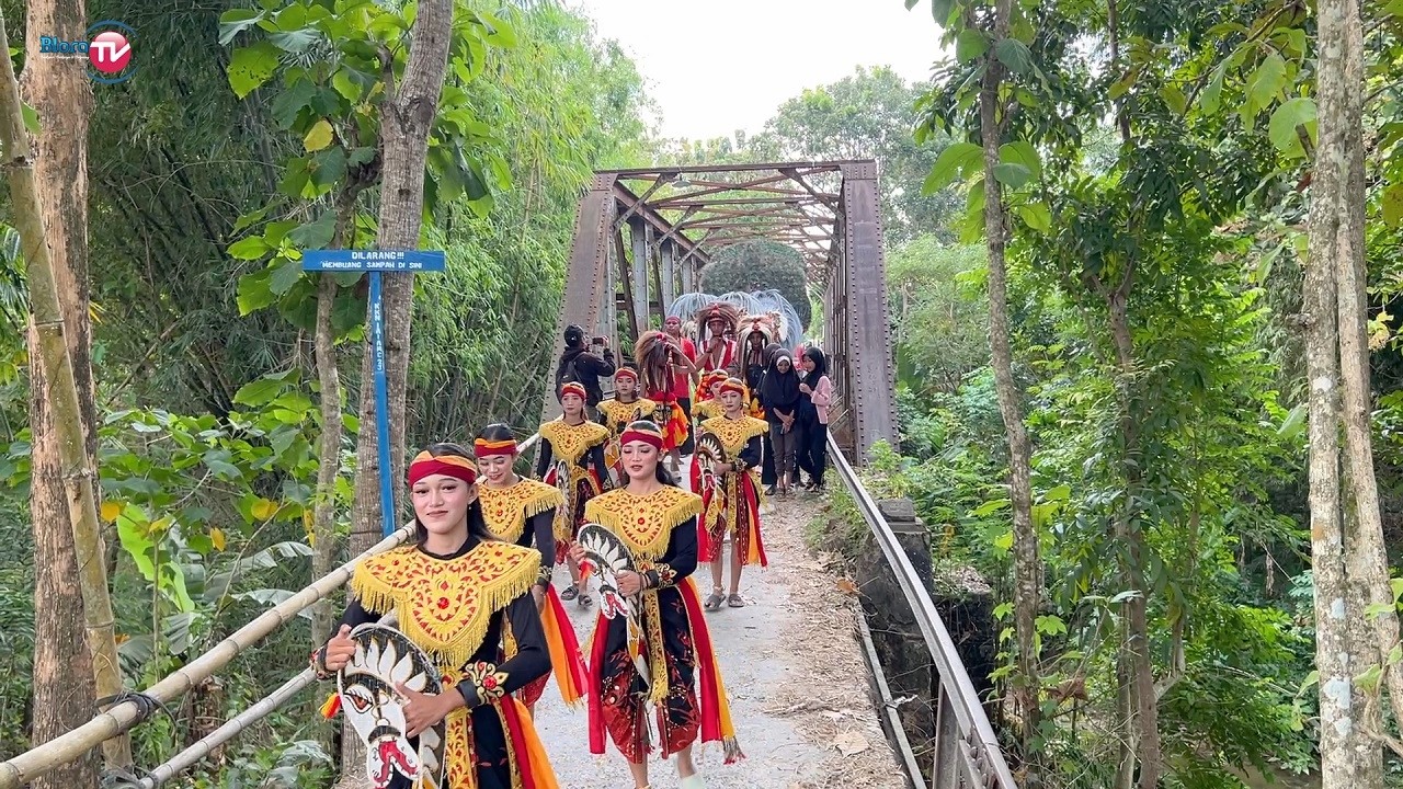 Serunya Konvoi Barongan Melewati Jembatan Rel Kereta Api Jaman Belanda