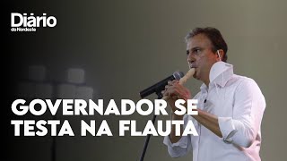 Camilo Santana testa habilidades na flauta em evento da Cultura no Ceará