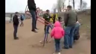 Мега ржач, парень упал с качели, прикол на детской площадке!! Мега ржач, парень упал с качели, прикол на детской площадке!!