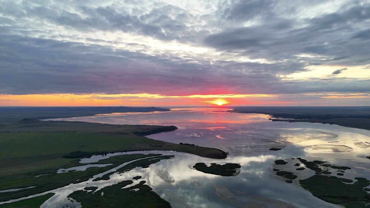 На моторных лодках по Иртышу, до Шульбинского водохранилища.