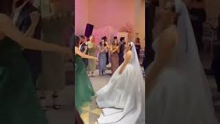 Mesut Özilin Eşi Amine Gülşe, Görümcesi Ile Karşılıklı Göbek Attı.