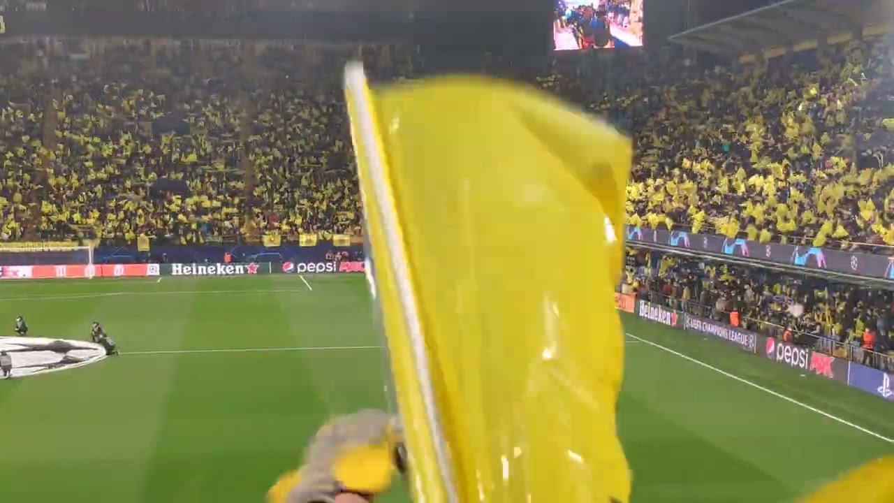 Afición del Villarreal cantando el himno