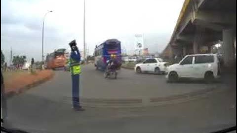 KENYAN POLICE OFFICER ROBBED IN BROAD DAYLIGHT.