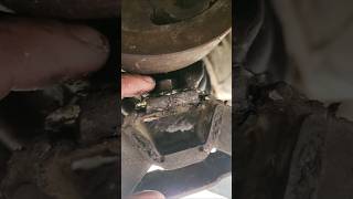 Asi libre el soporte de la caja de cambios #300D #mercedes #w123 #mecanicacasera
