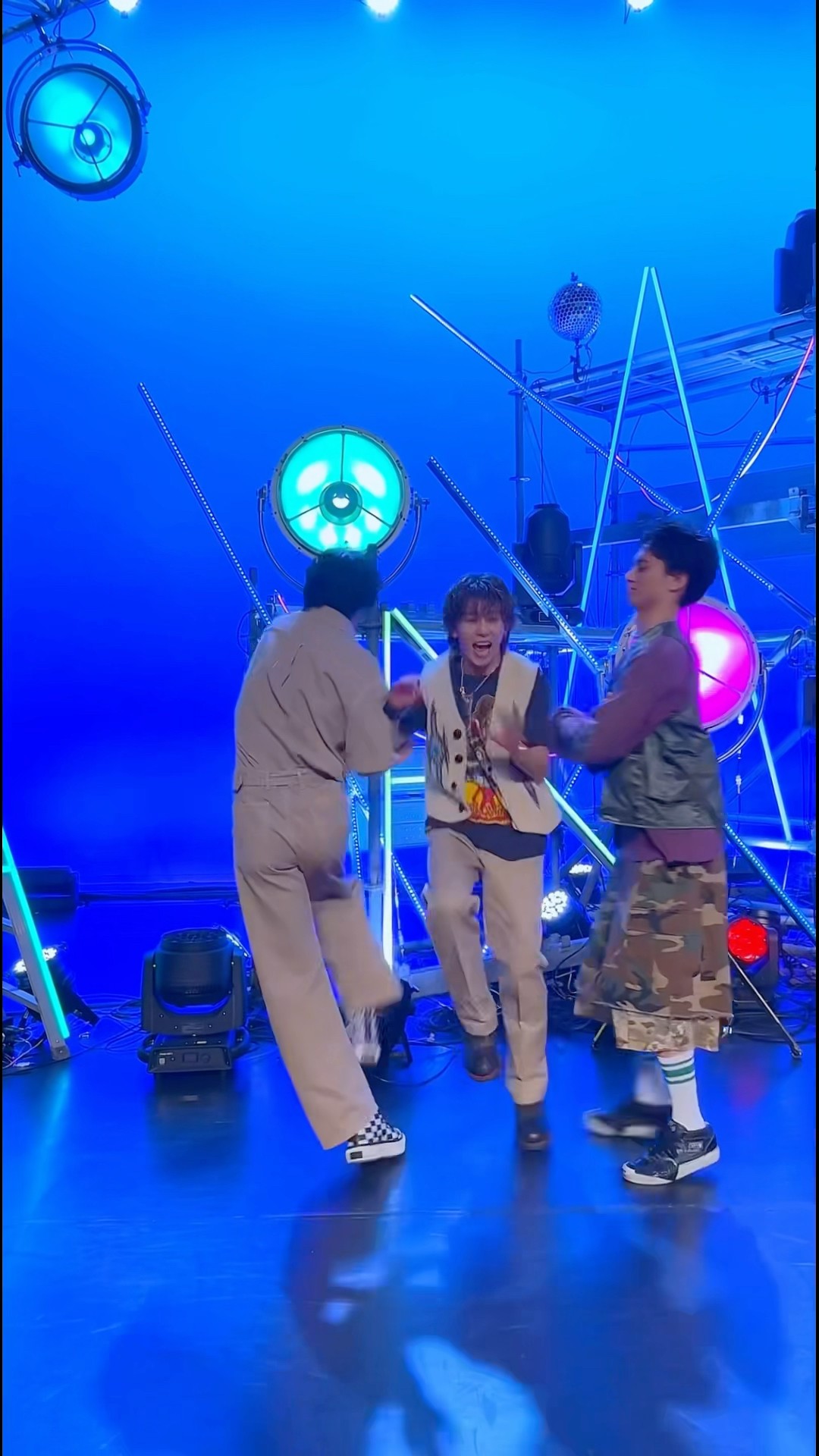 Is this some kind of fashion check? #Chameleon_dance #末