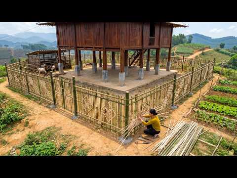 La Mujer Deja La Ciudad Y Regresa Al Campo Para Construir Una Cerca De Bambú Para Su Hermosa Granja