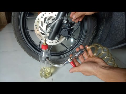 Video: Làm thế nào để bạn nén piston kẹp phanh sau?