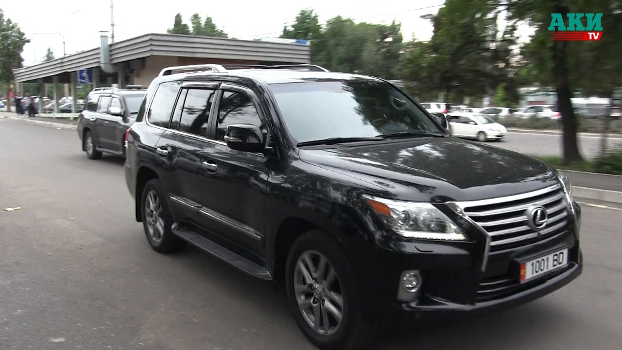 Чья машина круче? Прибытие членов политсовета СДПК на заседание - YouTube