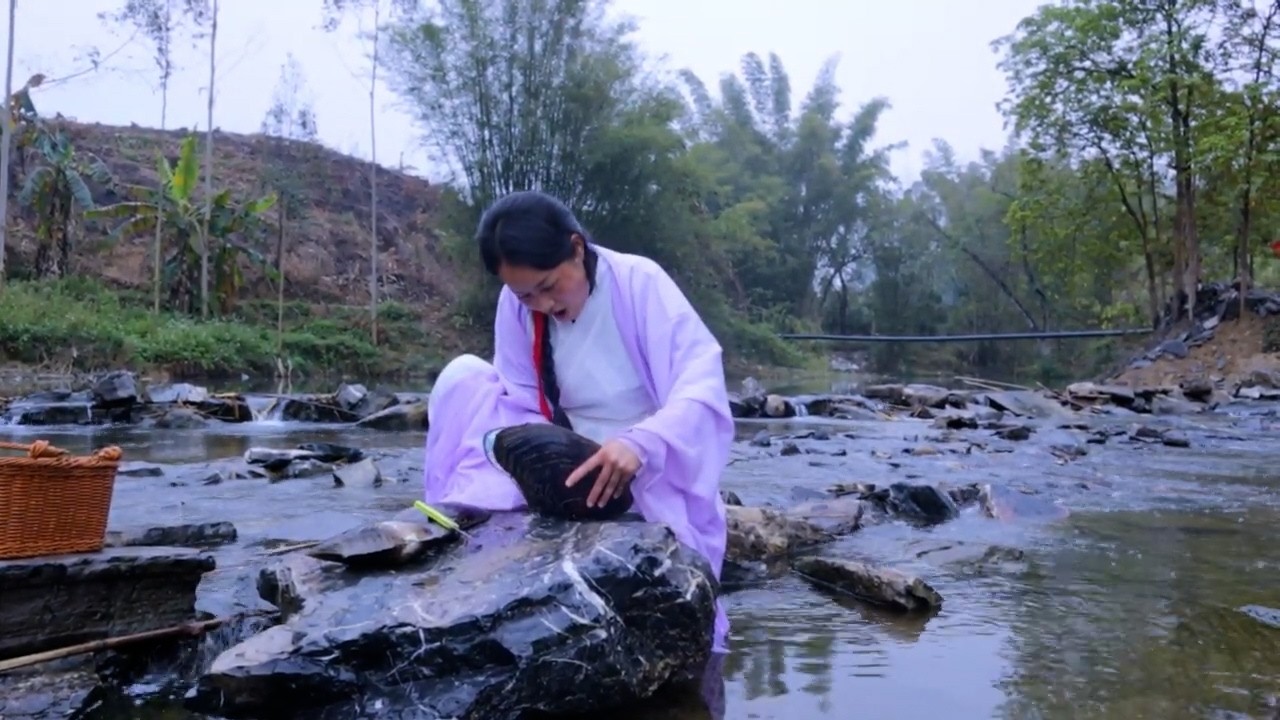 She released 3000 year old clam shells in the riverbed, revealing only blue pearls