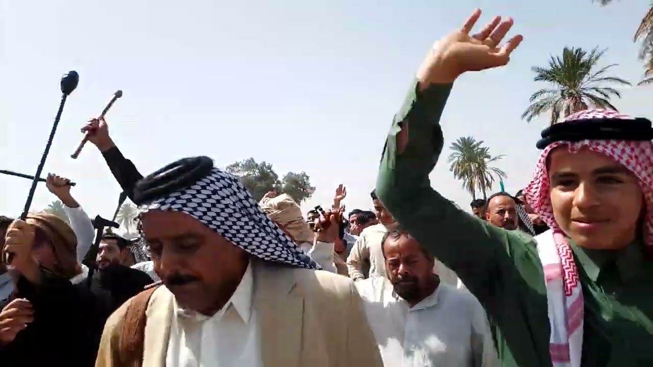 رئيس قبيلة آل بدير العام الشيخ صباح مظهر العوفي في عراضة الأمير مثنى حاتم ال حسن امير قبائل بني حسن