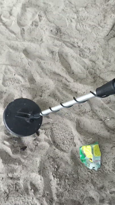 Mencari emas di pantai sumedang pakai metal detector...