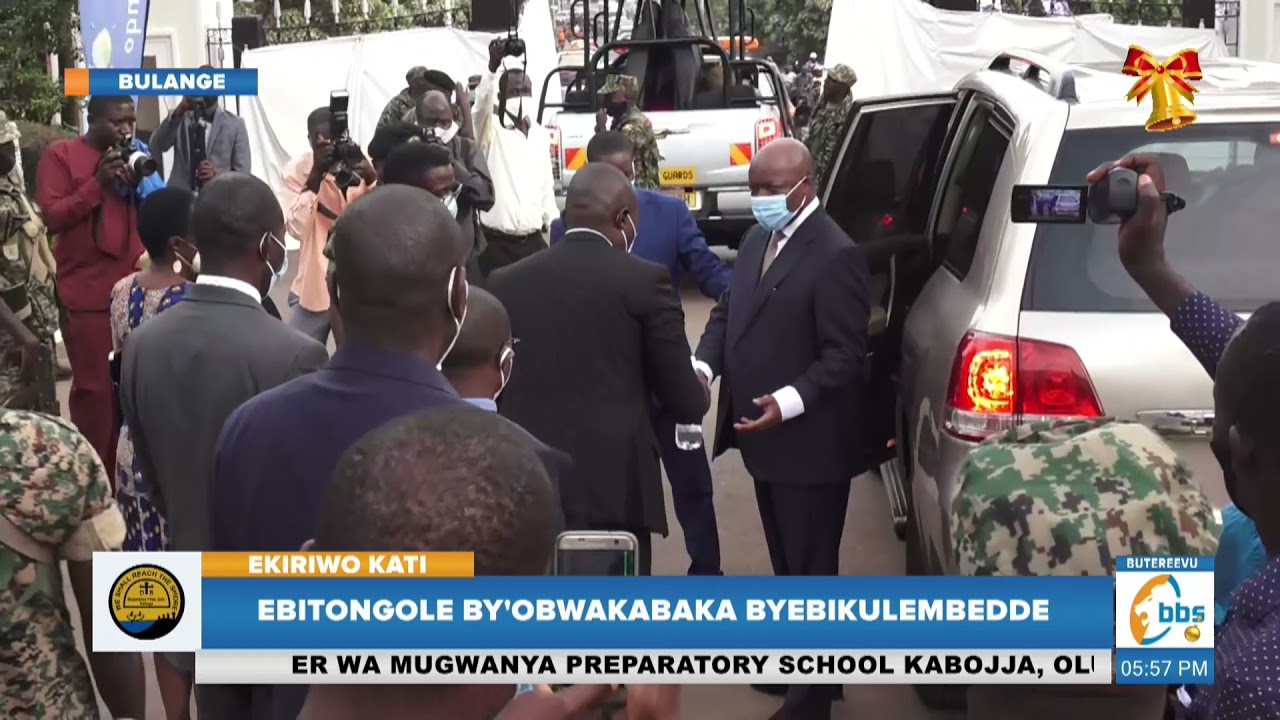 Babano abaana b'abakozi ba Kabaka bamucamudde nasiima yekubye nabo ekifaananyi