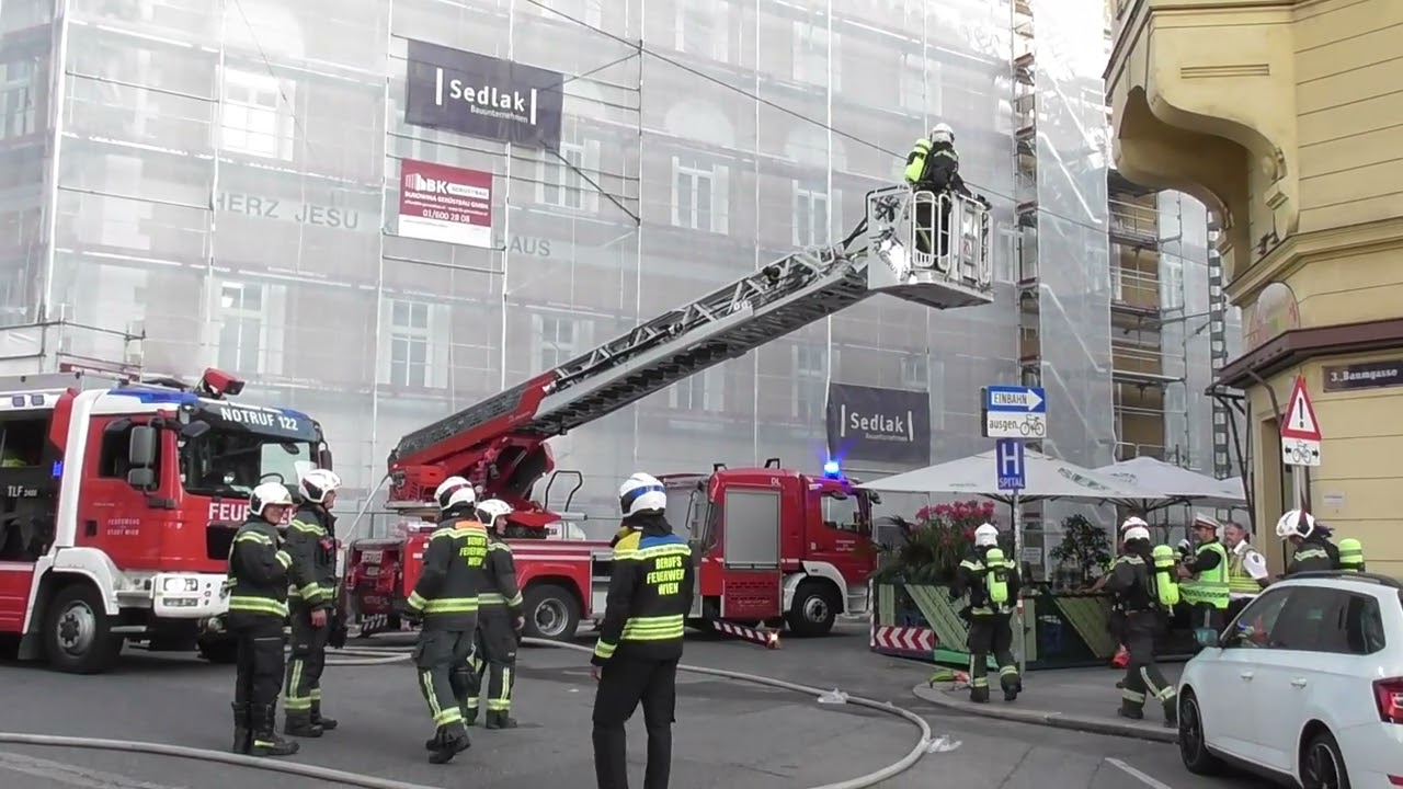 Feuerwehreinsatz bei Dachbrand Alarmstufe 2 in Wien