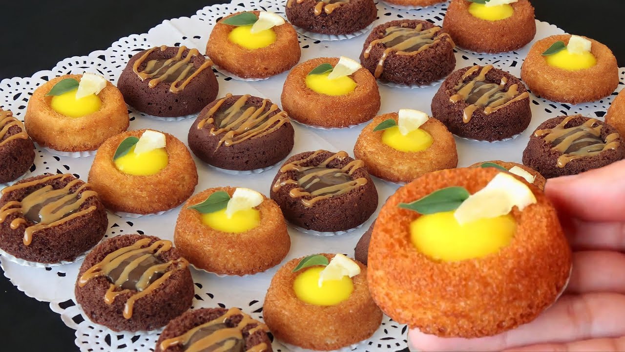 ضروري تجربيهم للعيد ببيضتين فقط وجدي أكثر من 30 قطعة كيك خفيف وهشيش بكريمة عجيبيبة والله ميشبعو منهم