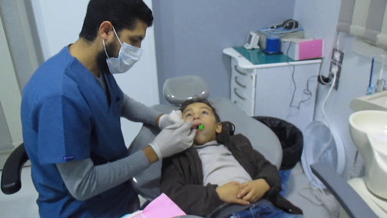 علاج اسنان طفل بدون الم في مركز د محمد طه هنداوي