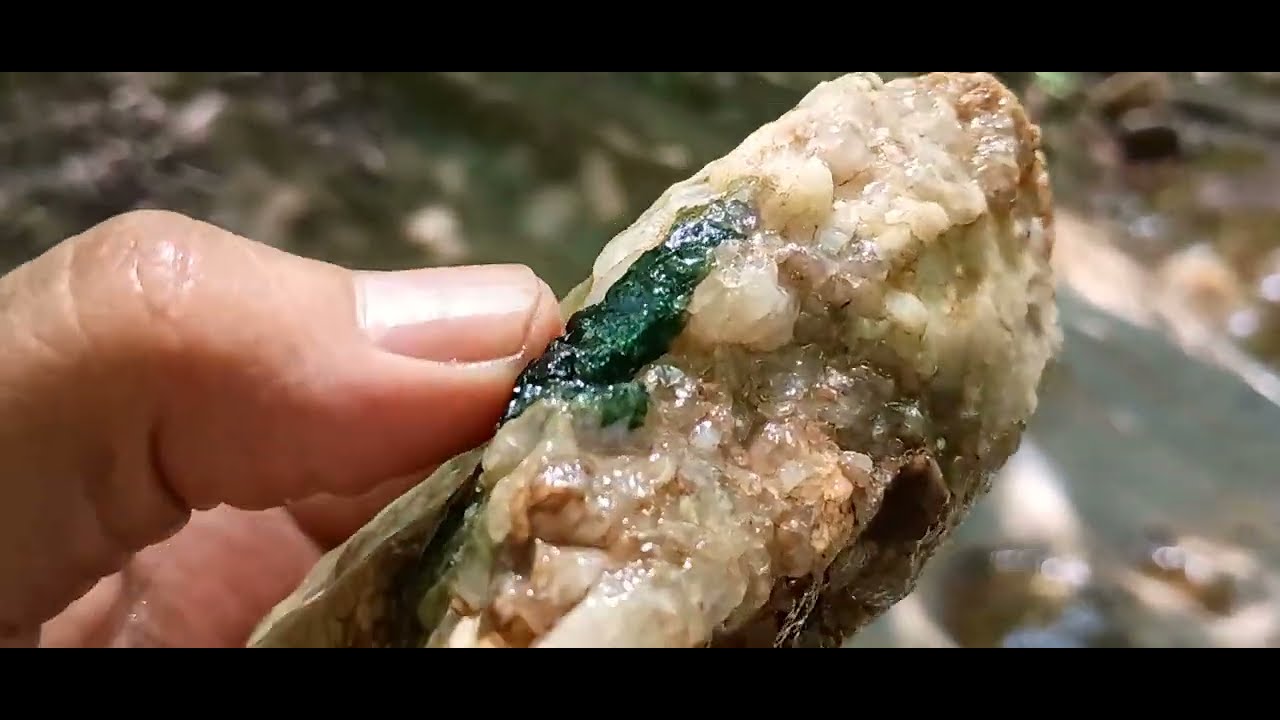 GROTÃO CHEIO DE PEDRAS PRECIOSAS 