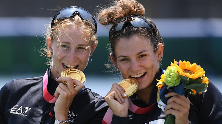 Tokyo 2020, perché gli atleti mordono le medaglie