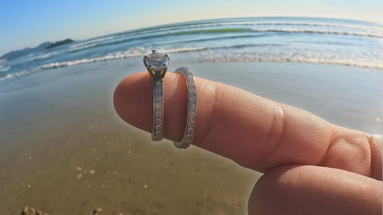 Schatzsuche am Strand: Habe wertvollen Schmuck gefunden!