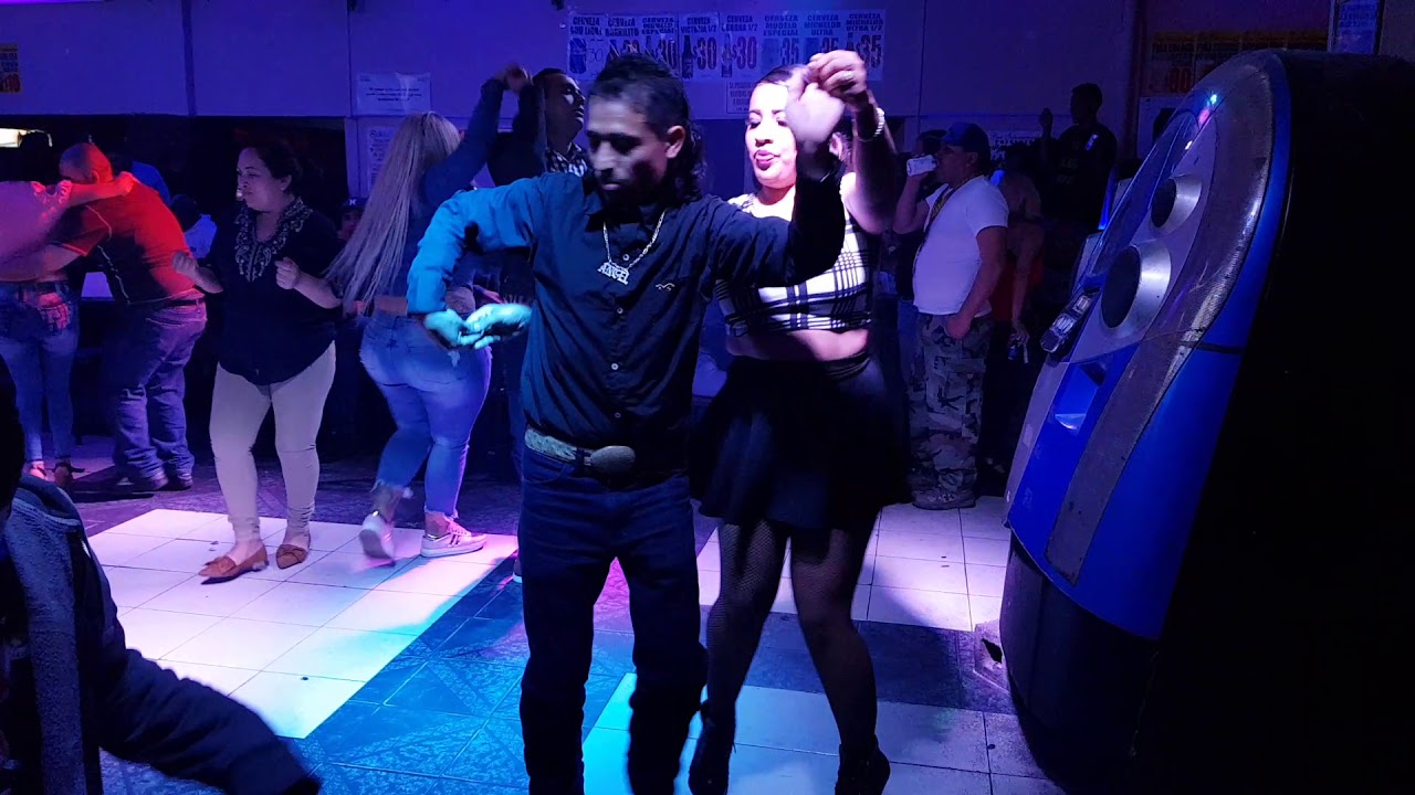 Bonita y Mentirosa Bar internacional el cachaguau