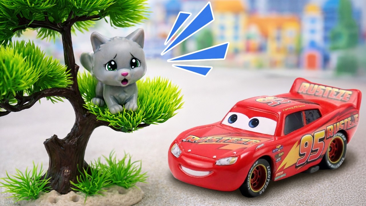 Será que o gatinho está perdido? Carrinhos de brinquedo cuidam do gatinho fofinho!