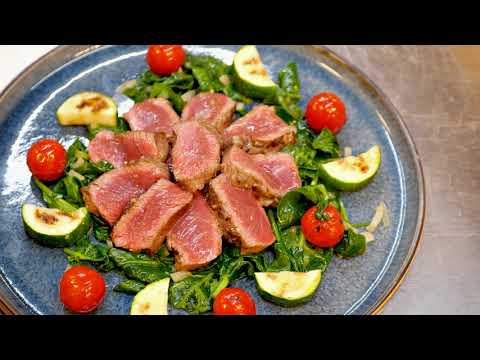 Video: Warme Salade Met Gegrild Rundvlees En Amandelblaadjes