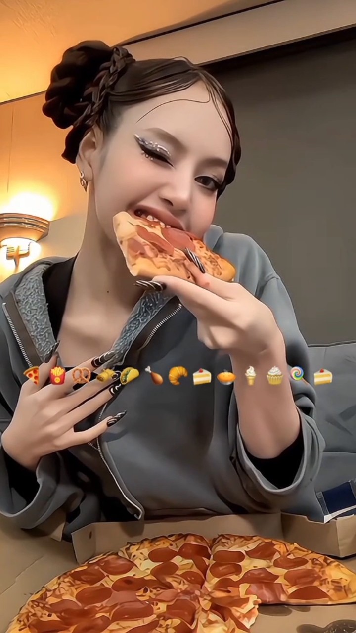 Lisa cute Mukbang ?? #lisa #jisoo #jennie #rosé #blackpink #shorts