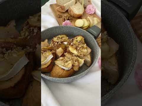 Горячая брускетта с грушей и сыром бри на сковороде Roca!