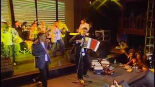 Video thumbnail of "21. Jorge Celedon - Me dejó solito (En Vivo)"