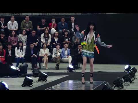 Model keeps slipping and falling during a Taiwanese fashion show (March 2019)