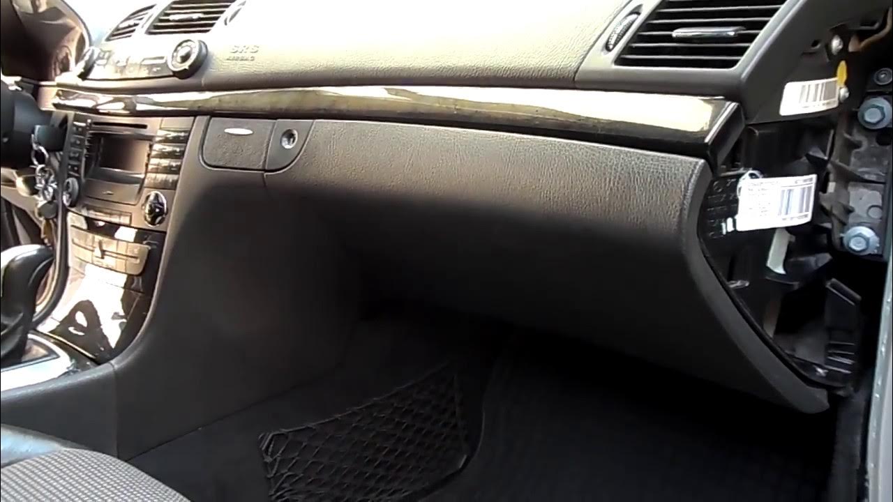 W203 как снять бардачок