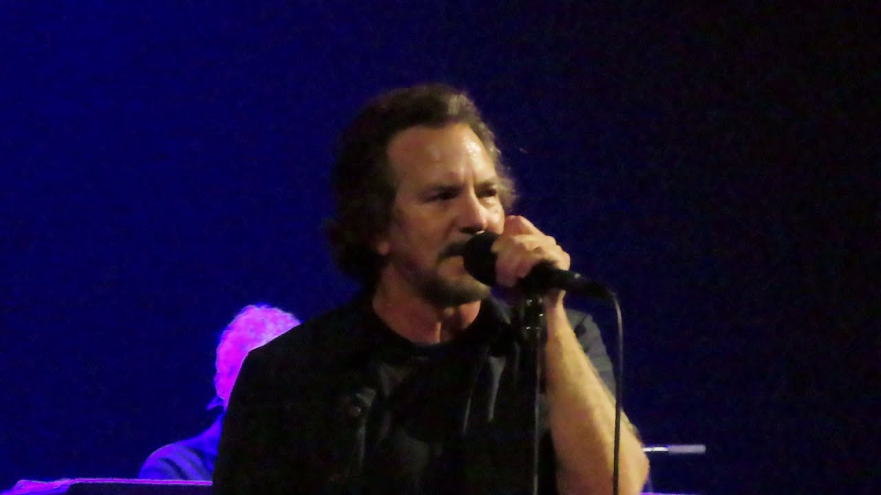 Eddie Vedder sends good wishes to Sean Penn who is in the Ukraine. You