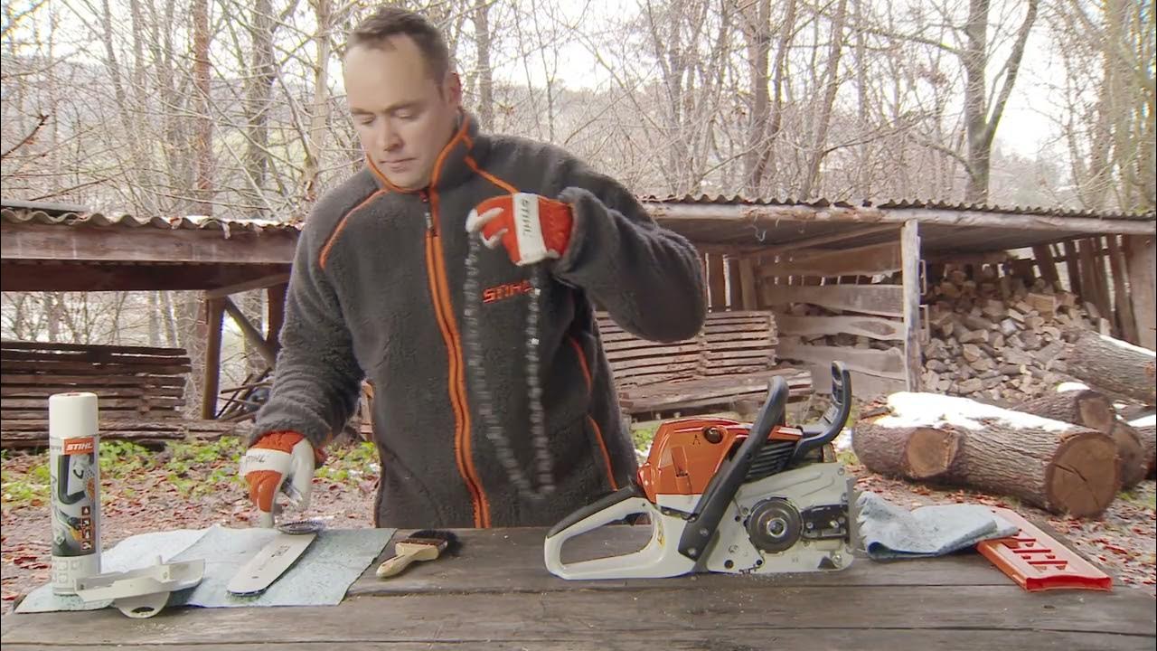 Removing and cleaning the sprocket cover, guide bar and saw chain on