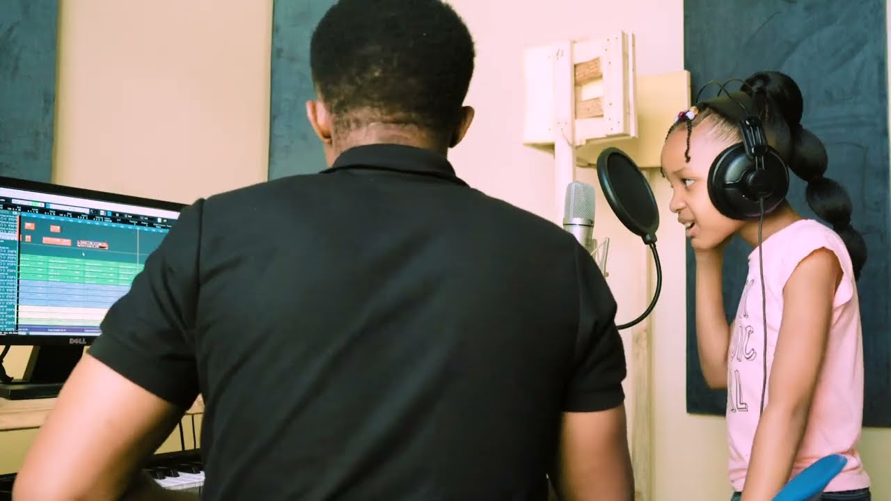 ANGALIAJINSI ILIVYOKUA  MWANZO MWISHO MWASABWITE NA WATOTOWAKE WAKITUNGA WIMBO  HAPOHAPO STUDIO