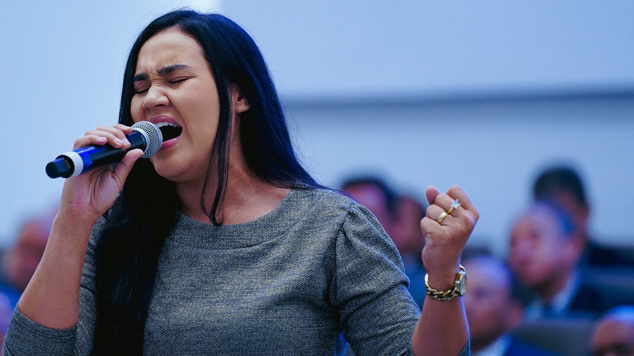 MAR BRAVIO |  Wayne Alyne canta na Santa Ceia no Templo Central